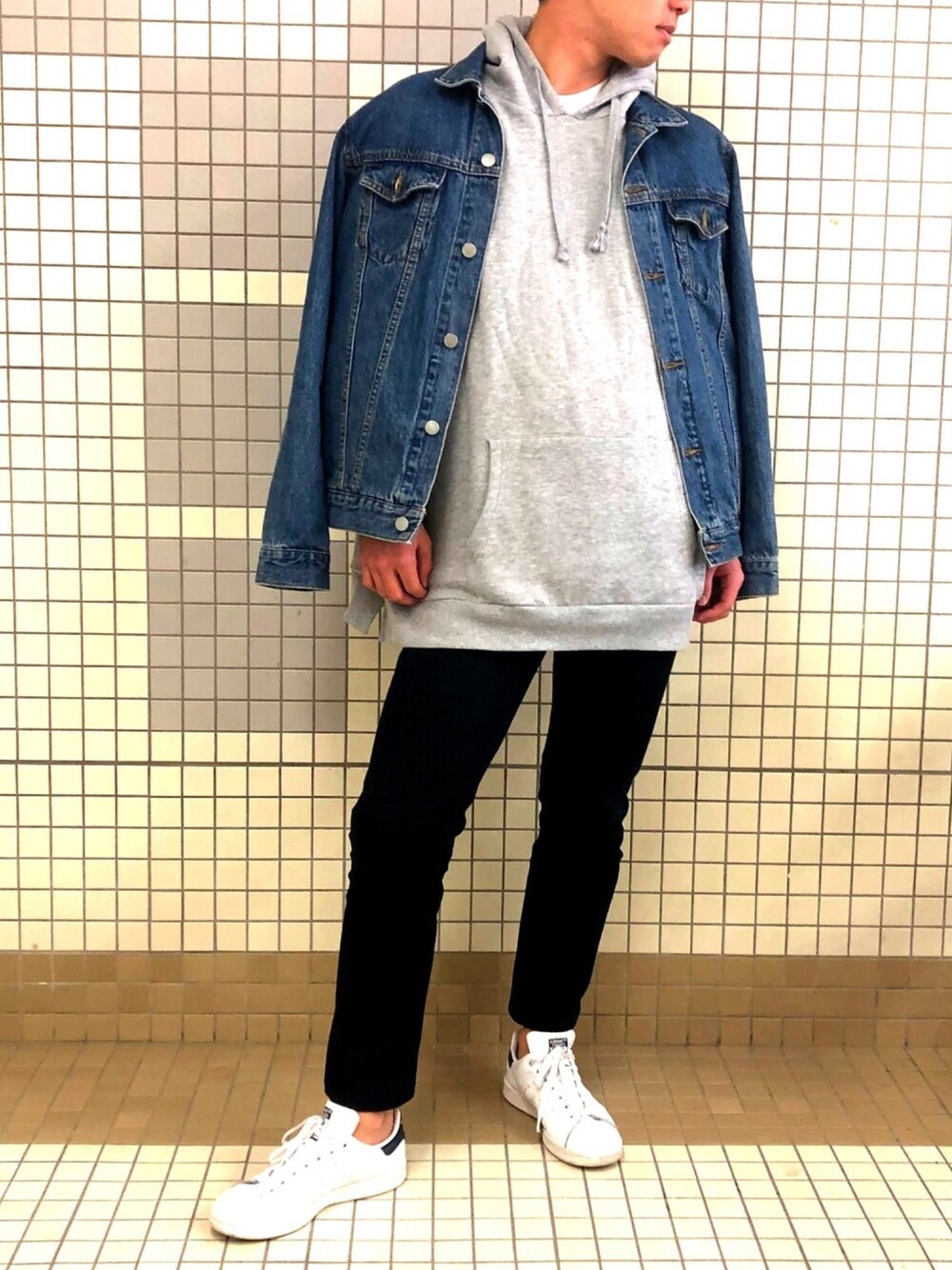 「シンプルおしゃれが好き、ZOZO公認ユーザー、シンプルコーデ、秋冬、いいね、save、フォローお願いします🤑、デニムジャケット」｜「ZOZOのアイテム（パーカー、グレー系）」を使った、ひろとさん（メンズ・175cm）の秋コーディネートの1枚目の写真