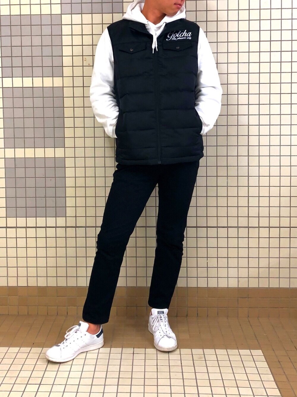 「ZOZO公認ユーザー、おしゃれさんと繋がりたい、大学生、オトナカジュアル、シンプルコーデ、ベスト」｜「adidasのレディースadidasアディダス STAN SMITH スタンスミス B41476 18FA ABC-MART限定 WHT/WHT/NDE（スニーカー、ホワイト系）」を使った、ひろとさん（メンズ・175cm）の秋コーディネートの1枚目の写真