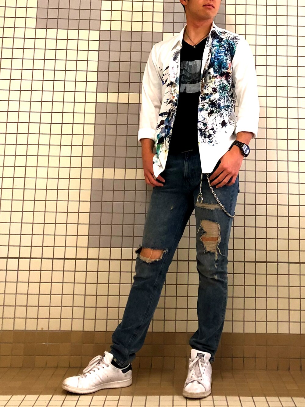 「シンプルコーデ、今日のコーデ、春コーデ、お洒落さんとつながりたい、大学生、白シャツ、ダメージデニムパンツ、いいね、save、フォローお願いします🤑、アディダス」｜「TORNADO MARTのTORNADO MART∴クロウ前身プリントシャツ（シャツ/ブラウス、ホワイト系）」を使った、ひろとさん（メンズ・175cm）の春コーディネートの1枚目の写真