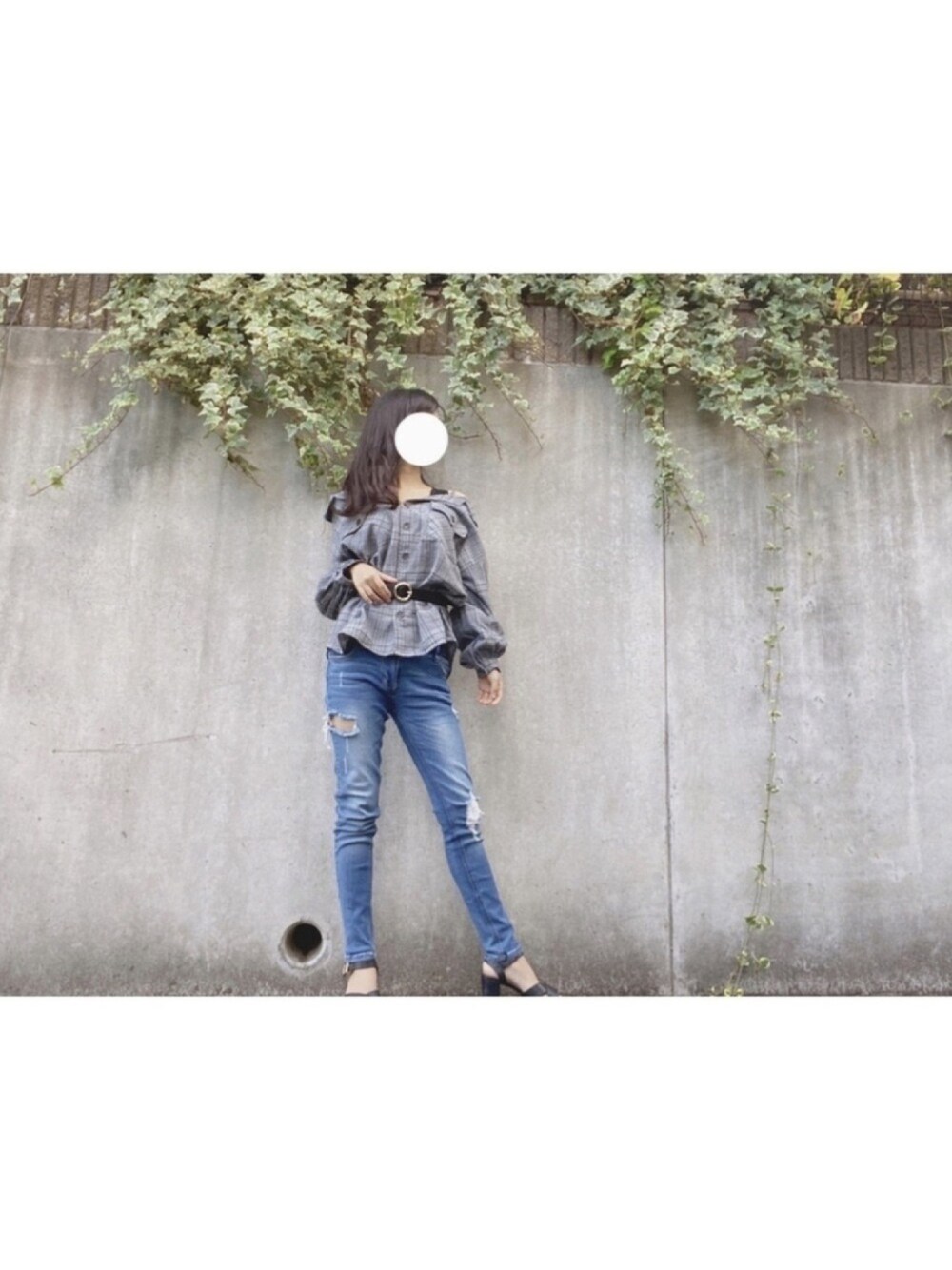 ブラック系のキャミソール、グレー系のシャツ/ブラウス、ブルー系のその他パンツを着用したレディースの秋コーディネートの1枚目の写真
