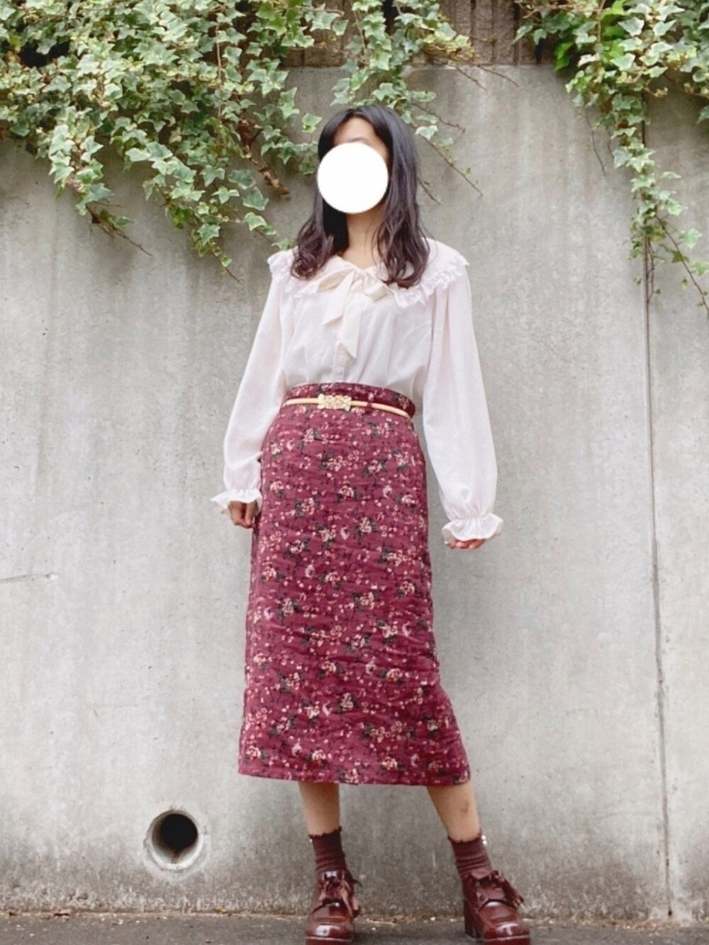 ホワイト系のシャツ/ブラウス、レッド系のスカート、ブラウン系のパンプスを着用したレディースの秋コーディネートの1枚目の写真