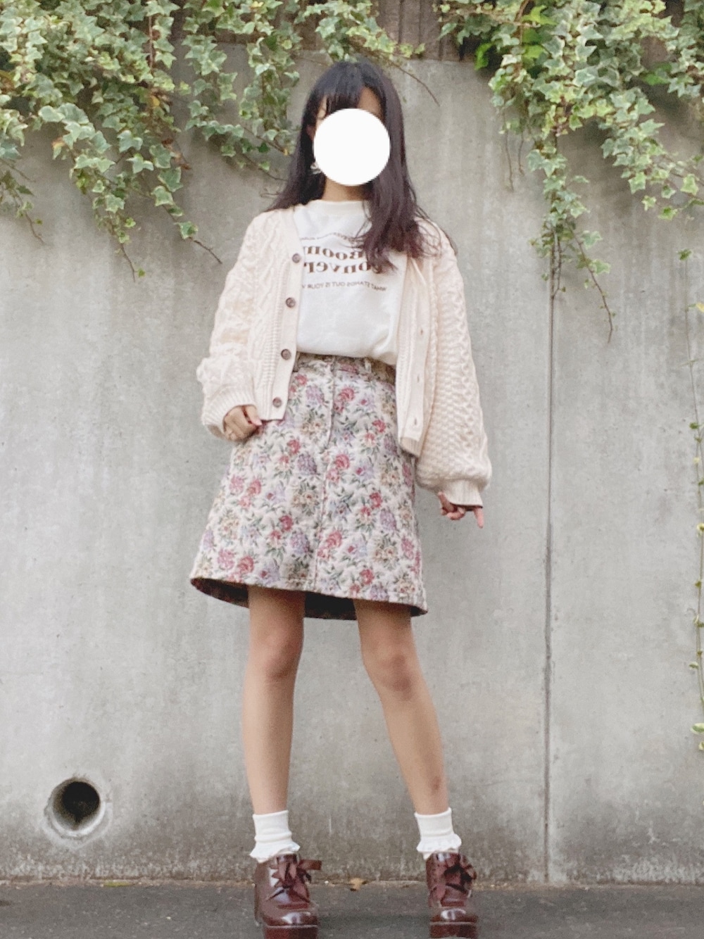 ホワイト系のカーディガン/ボレロ、ホワイト系のTシャツ/カットソー、ホワイト系のスカートを着用したレディースの秋コーディネートの1枚目の写真