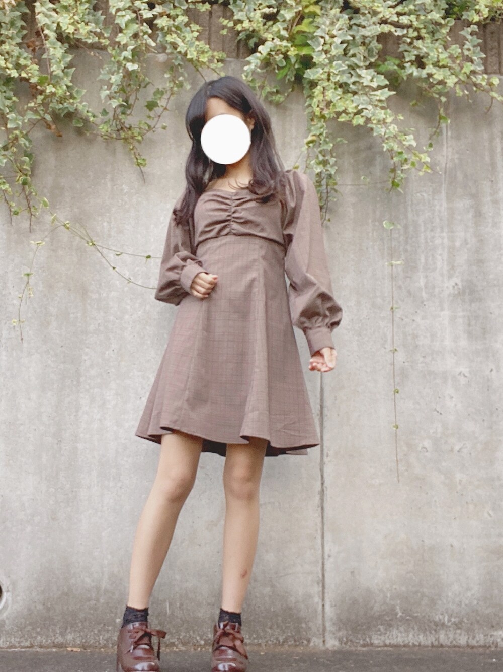 ブラウン系のワンピース、ブラウン系のパンプス、ピンク系のその他アウターを着用したレディースの冬コーディネートの1枚目の写真