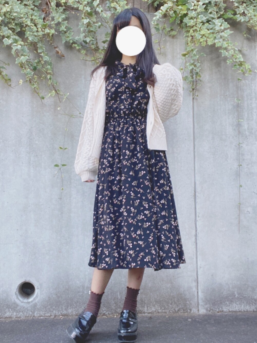 ホワイト系のカーディガン/ボレロ、ブラック系のワンピース、ブラック系のローファーを着用したレディースの冬コーディネートの1枚目の写真