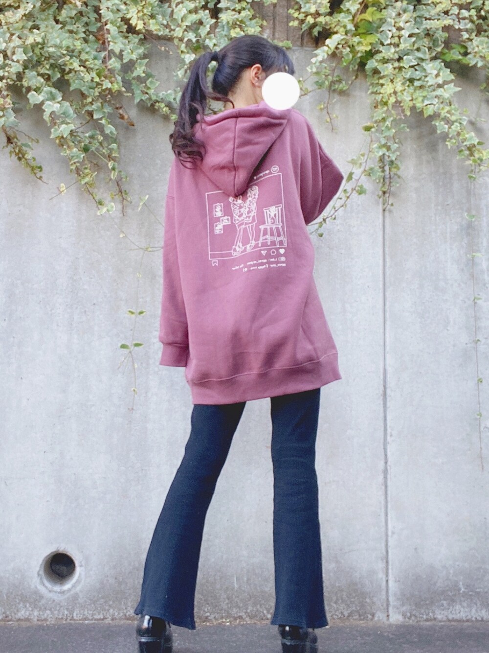 ピンク系のパーカー、ブラック系のその他パンツ、ブラック系のローファーを着用したレディースの冬コーディネートの1枚目の写真