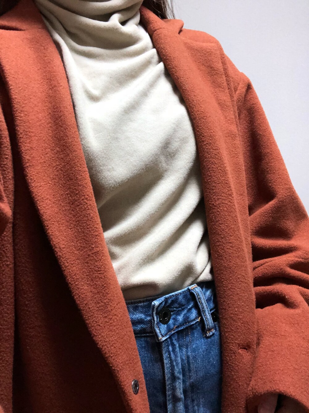 「シンプルコーデ、EMODA、ストレートデニム、ユニクロ、UNIQLO、ベージュ、ベージュタートルネック、ヒートテック、ヒートテックフリース」｜「EMODAのアイテム（チェスターコート、オレンジ系）」を使った、テケトーさんさん（レディース・157cm）の冬コーディネートの1枚目の写真
