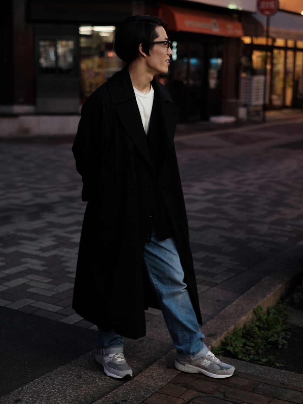 「コート、デニム、nb993」｜「NEW BALANCEのアイテム（スニーカー、グレー系）」を使った、yukifurueさん（メンズ・162cm）の秋コーディネートの1枚目の写真