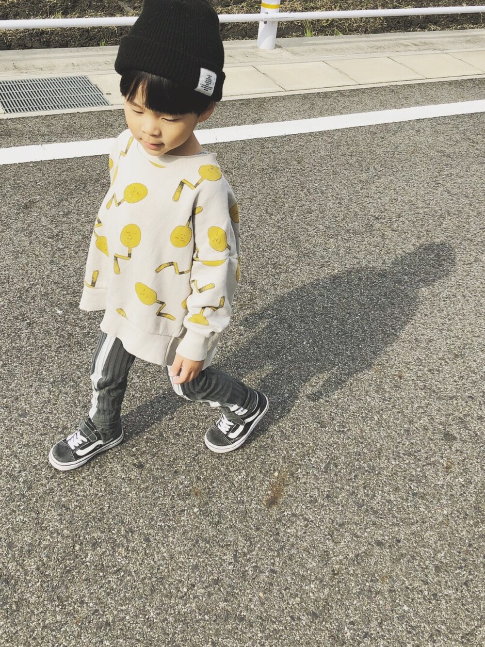 「秋のコーデ、キッズファッション、kidsfashion、bobochoses、お散歩コーデ」｜「BOBO CHOSESのアイテム（スウェット、ベージュ系）」を使った、TOooMA🐾さん（キッズ・100cm）の秋コーディネートの1枚目の写真