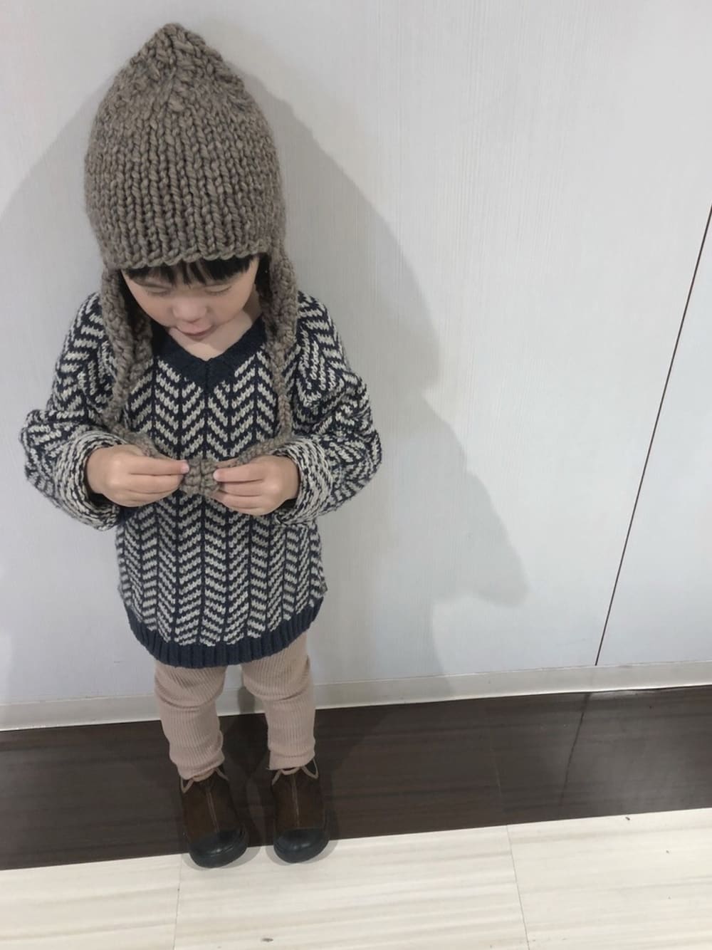 「キッズコーデ、おとこのこ、冬コーデ、ニット、knit、4歳」｜「kids on the moonのアイテム（ニットキャップ/ビーニー、ベージュ系）」を使った、TOooMA🐾さん（キッズ・100cm）の秋コーディネートの1枚目の写真