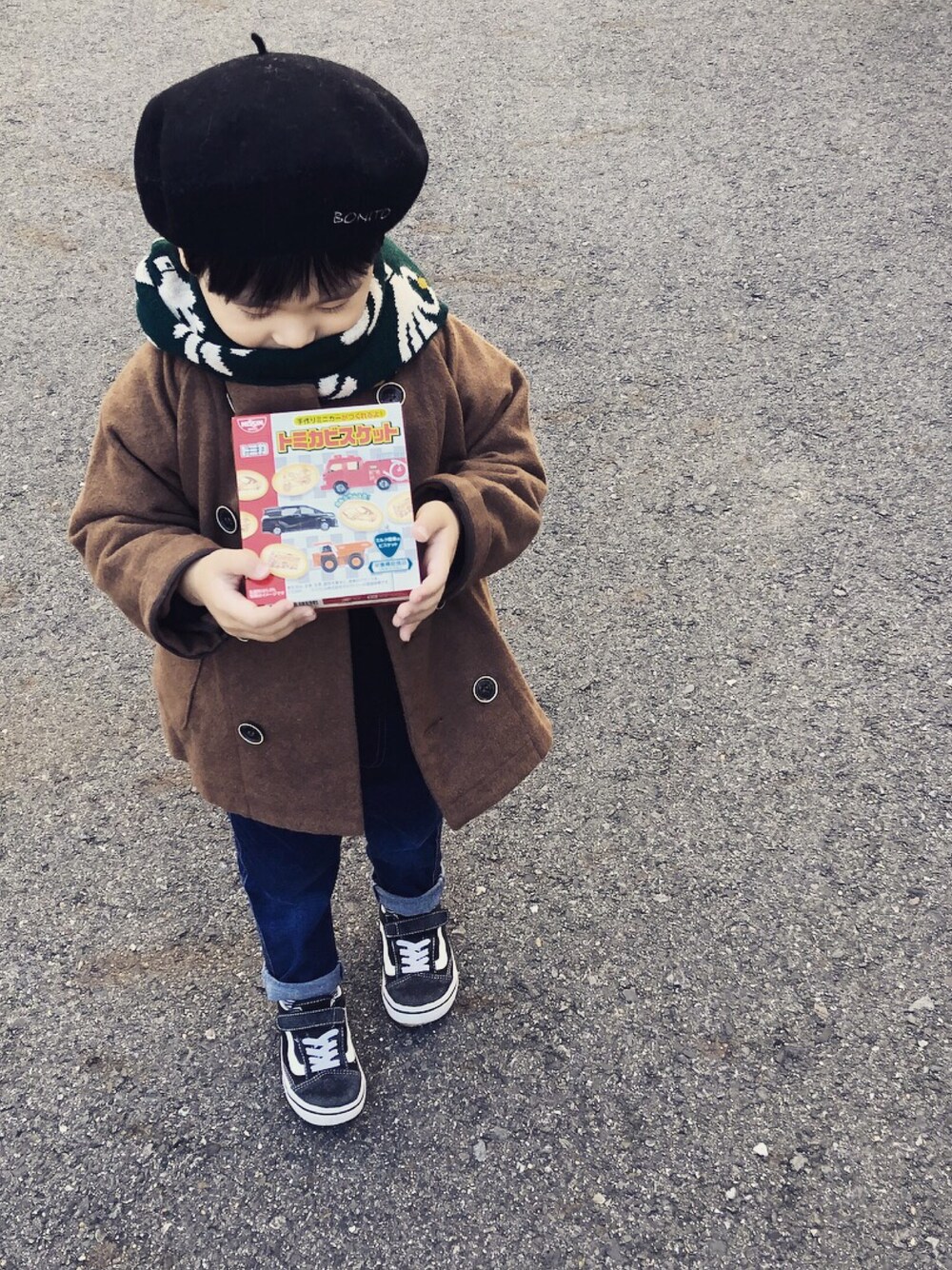「キッズファッション、4歳、デニムパンツ、おとこのこ、おしゃれさんと繋がりたい、冬コーデ」｜「EAST END HIGHLANDERSのアイテム（ハンチング/ベレー帽、ブラック系）」を使った、TOooMA🐾さん（キッズ・100cm）の冬コーディネートの1枚目の写真