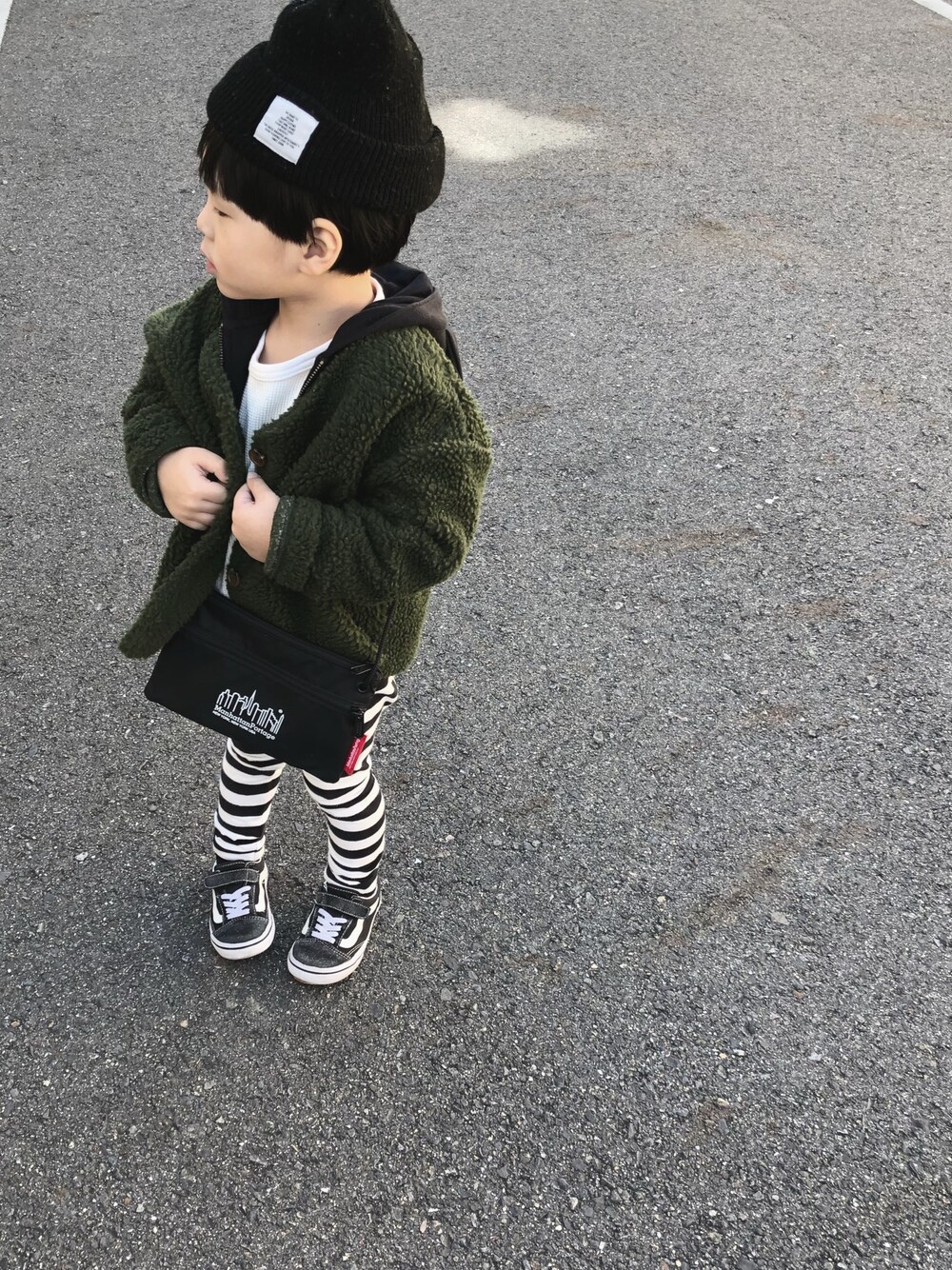 「キッズコーデ、プチプラ、男の子コーデ、もこもこ、冬コーデ、パーカー、キッズファッション、むすこーで、うちまた男子」｜「SmoothyのSmoothy Color Knitcap / スムージー カラーニットキャップ（ニットキャップ/ビーニー、ブラック系）」を使った、TOooMA🐾さん（キッズ・100cm）の冬コーディネートの1枚目の写真