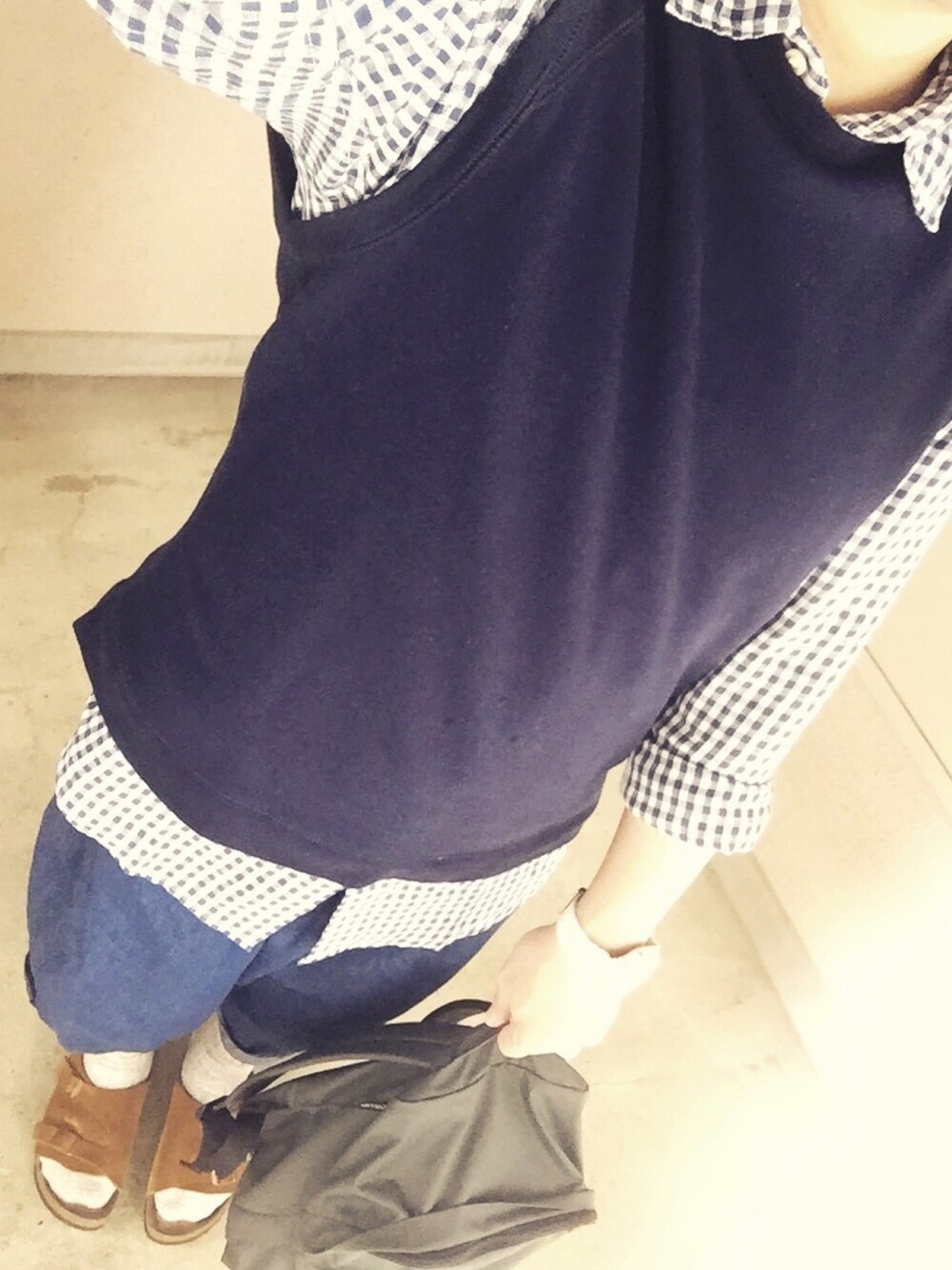 「今日の服、ギンガムチェック、リネンシャツ、ボールパンツ、サンダル」｜「URBAN RESEARCH DOORSのDOORS Sweat Vest（ベスト、ブルー系）」を使った、たかやんさん（メンズ・165cm）の春コーディネートの1枚目の写真