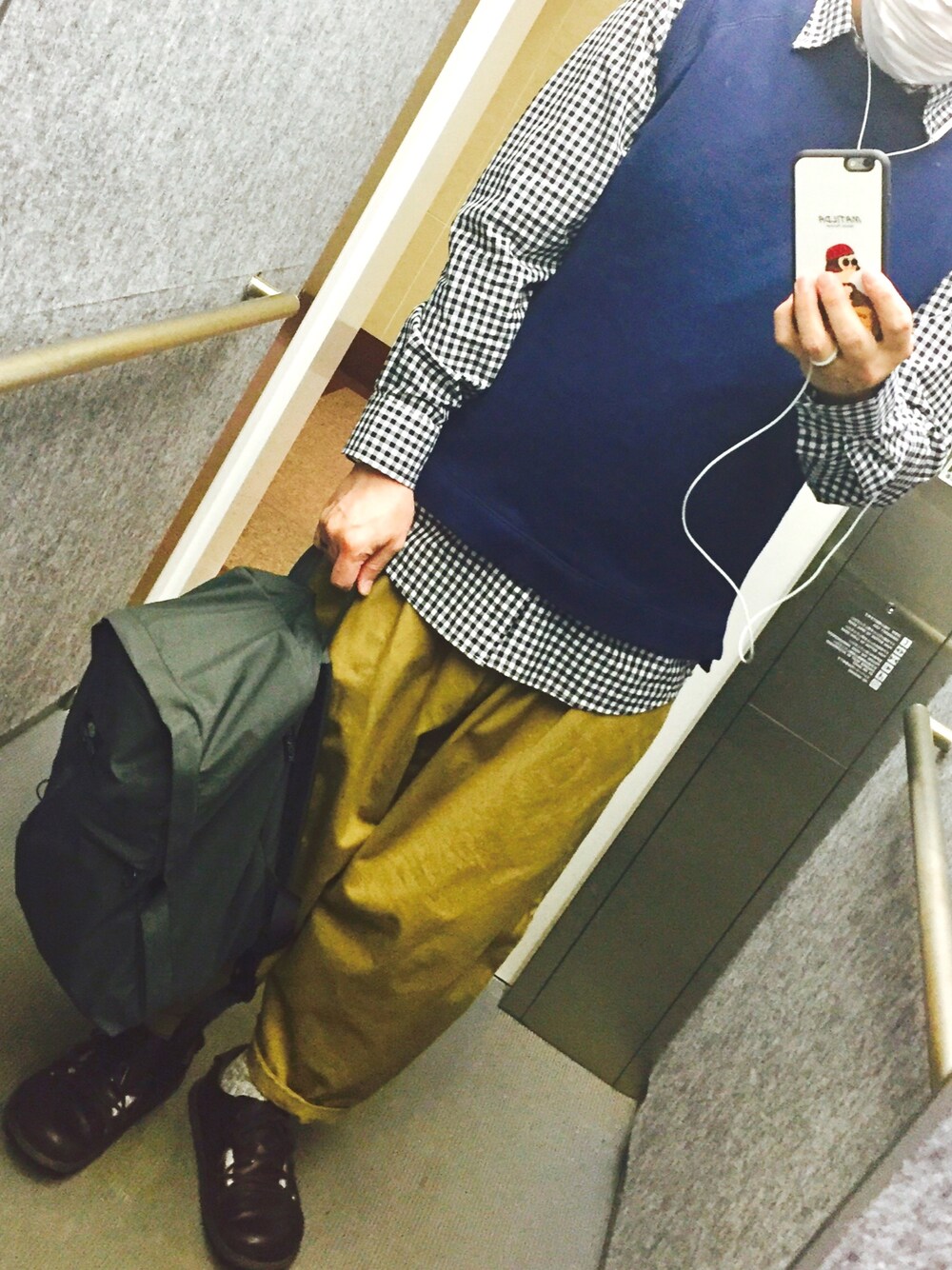 「今日のコーデ、ベスト、ギンガムチェック、チノパン、ボールパンツ、リュック」｜「BAG'n'NOUNのBAG'n'NOUN / デイパック（バックパック/リュック、グレー系）」を使った、たかやんさん（メンズ・166cm）の春コーディネートの1枚目の写真