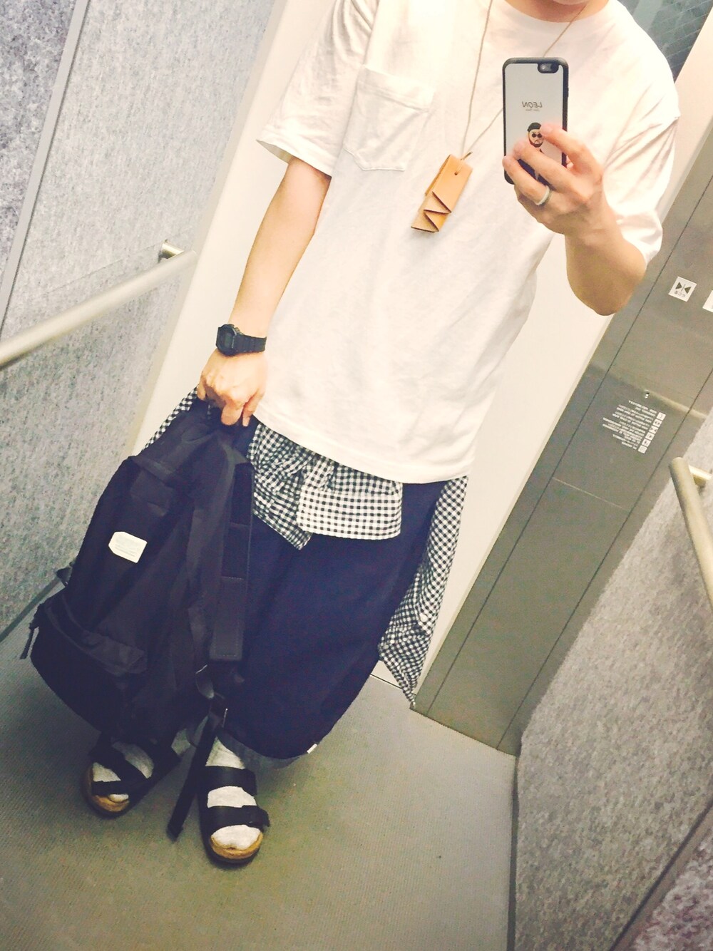 「今日の服、無印良品、オーディナリーフィッツ、ビルケンシュトック、fredrik packers、ビックT、ポケットＴシャツ、ボールパンツ、リュックスタイル」｜「iroseのアイテム（キーケース/キーアクセサリー、ベージュ系）」を使った、たかやんさん（メンズ・166cm）の夏コーディネートの1枚目の写真