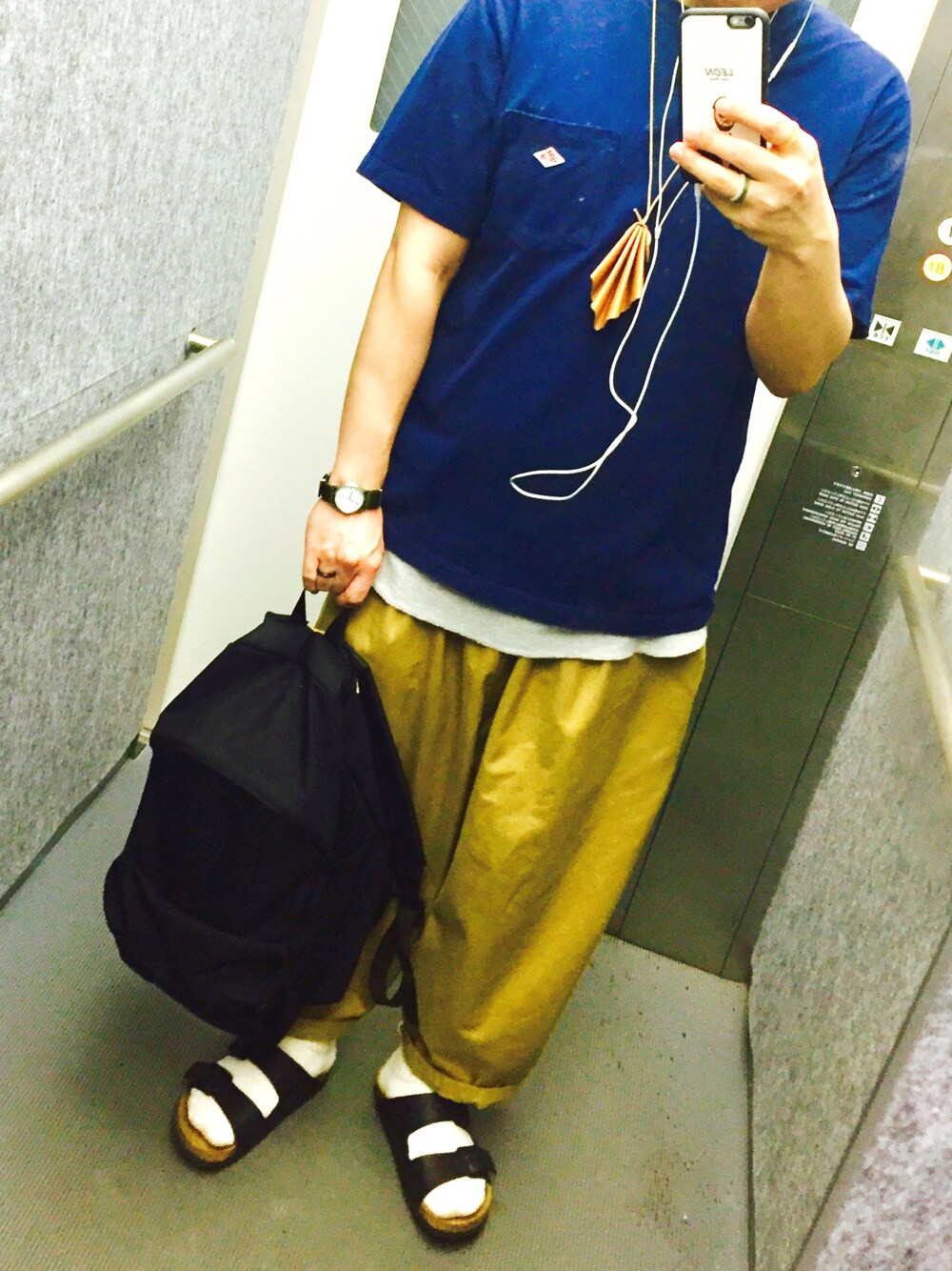 「シンプル、ダントン、ordinary fits、ボールパンツ、サンダルと靴下、ビルケンシュトック、エルベシャプリエ」｜「Ordinary fitsのORDINARY FITS オーディナリーフィッツ BALL PANTS CHINO ボールパンツチノ（チノパンツ、ベージュ系）」を使った、たかやんさん（メンズ・166cm）の夏コーディネートの1枚目の写真