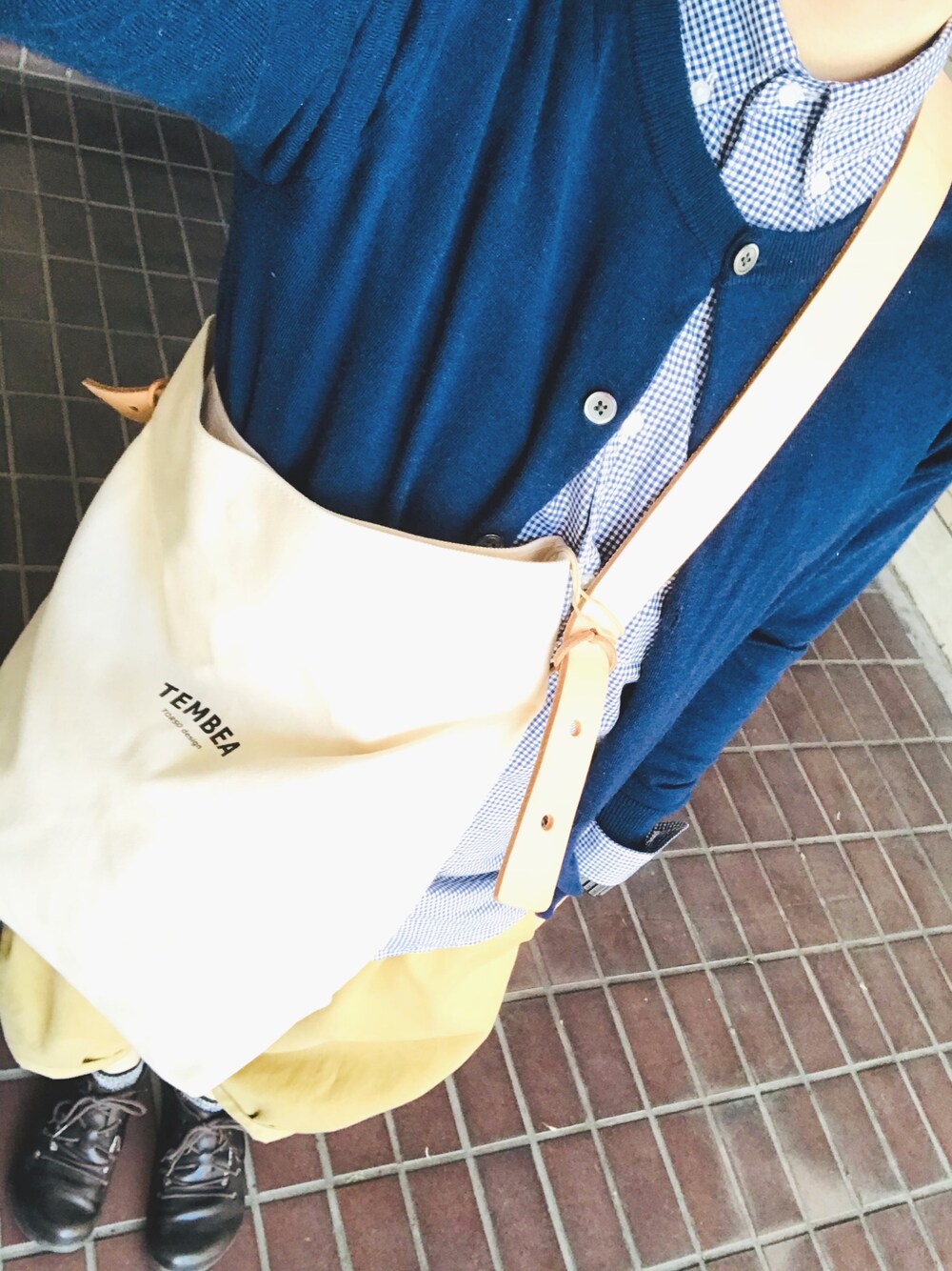 「春夏コーデ、tembea、ordinary fits、UNIQLO、URBAN RESEARCH DOORS、birkenstock、ギンガムチェック、ボールパンツ、ショルダーバッグ」｜「TEMBEAの＜TEMBEA（テンベア）＞ MARCOBAG CANVAS/バッグ ¨（ショルダーバッグ、ホワイト系）」を使った、たかやんさん（メンズ・166cm）の春コーディネートの1枚目の写真