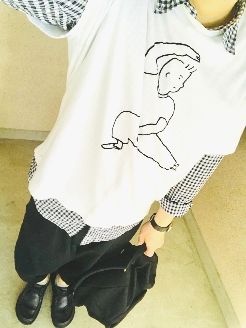 「シャツスタイル、レイヤードスタイル、IamI、ordinary fits、HervéChapelier、birkenstock、UNIQLO、ボールパンツ、ギンガムチェック、今日の服」｜「I AM I BOYGALの40/2　コーマ　天竺　カンフーボーイ　Ｔシャツ（Tシャツ/カットソー、ホワイト系）」を使った、たかやんさん（メンズ・166cm）の春コーディネートの1枚目の写真