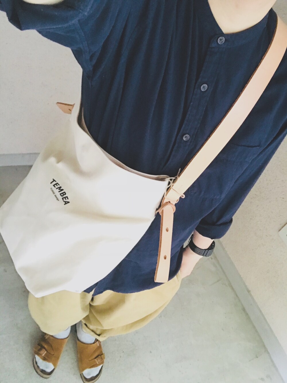 「カジュアルコーデ、UNIQLO、ordinary fits、tembea、birkenstock、ボールパンツ、スタンドカラー、サンダルに靴下」｜「TEMBEAの＜TEMBEA（テンベア）＞ MARCOBAG CANVAS/バッグ ¨（ショルダーバッグ、ホワイト系）」を使った、たかやんさん（メンズ・166cm）の春コーディネートの1枚目の写真