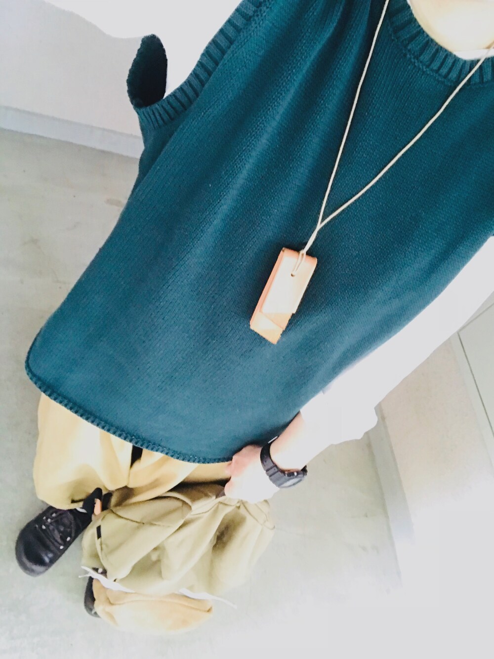 「今日の服、シンプル、ニットベスト、URBAN RESEARCH、UNIQLO、ordinary fits、birkenstock、irose、Hender Scheme」｜「iroseの【irose】KEYCASE（キーケース/キーアクセサリー、ベージュ系）」を使った、たかやんさん（メンズ・166cm）の春コーディネートの1枚目の写真