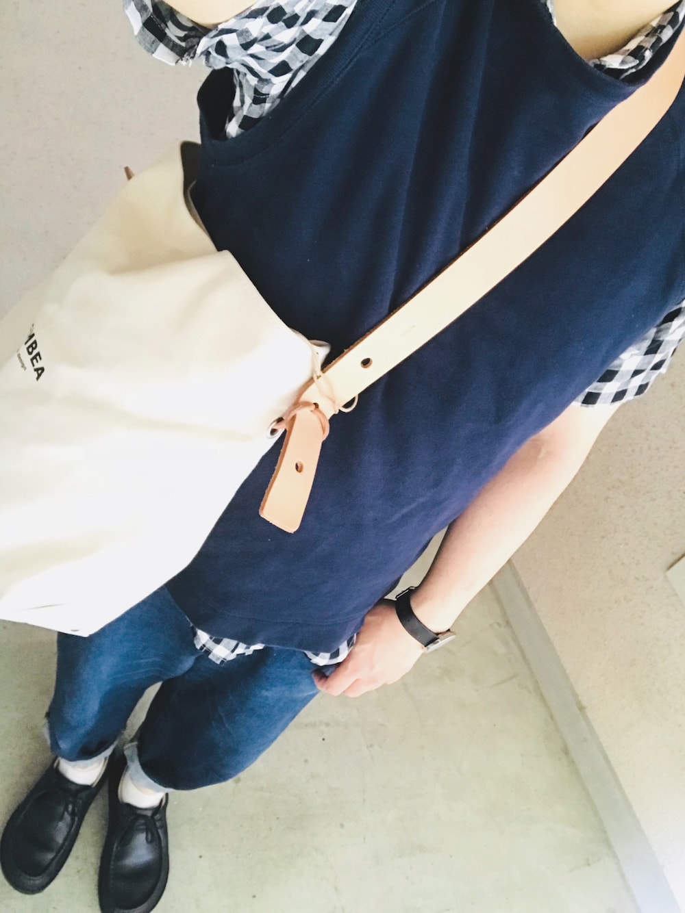 「シンプルコーデ、URBAN RESEARCH、URBAN RESEARCH DOORS、tembea、FRAPBOIS half、birkenstock、ギンガムチェックシャツ、ベスト×シャツ」｜「TEMBEAの＜TEMBEA（テンベア）＞ MARCOBAG CANVAS/バッグ ¨（ショルダーバッグ、ホワイト系）」を使った、たかやんさん（メンズ・165cm）の春コーディネートの1枚目の写真