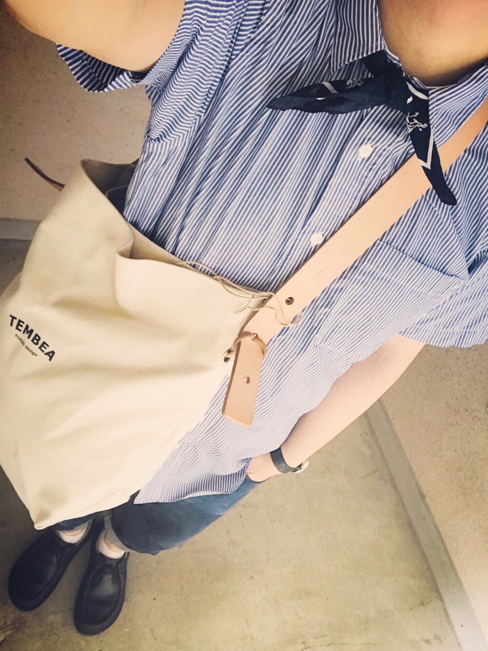 「シンプルコーデ、無印良品、tembea、birkenstock、FRAPBOIS、IL BISONTE、ストライプシャツ、バンダナ」｜「TEMBEAの＜TEMBEA（テンベア）＞ MARCOBAG CANVAS/バッグ ¨（ショルダーバッグ、ホワイト系）」を使った、たかやんさん（メンズ・165cm）の春コーディネートの1枚目の写真
