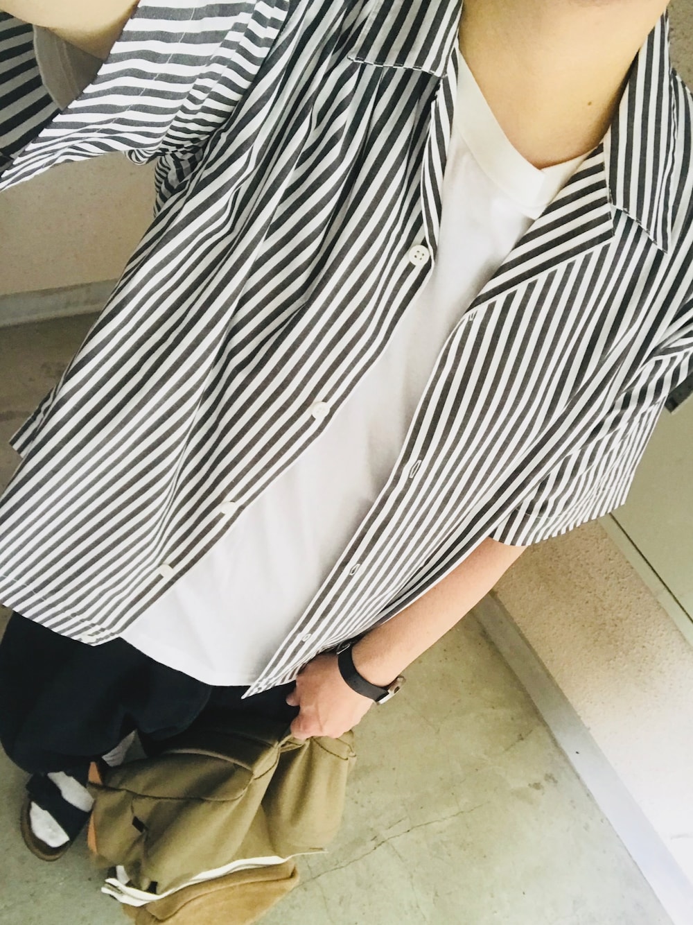 「シンプルコーデ、半袖シャツ、無印良品、MUJI Labo、ordinary fits、birkenstock、Hender Scheme、リュック、サンダルに靴下、オープンカラーシャツ」｜「無印良品のアイテム（Tシャツ/カットソー、ホワイト系）」を使った、たかやんさん（メンズ・165cm）の春コーディネートの1枚目の写真