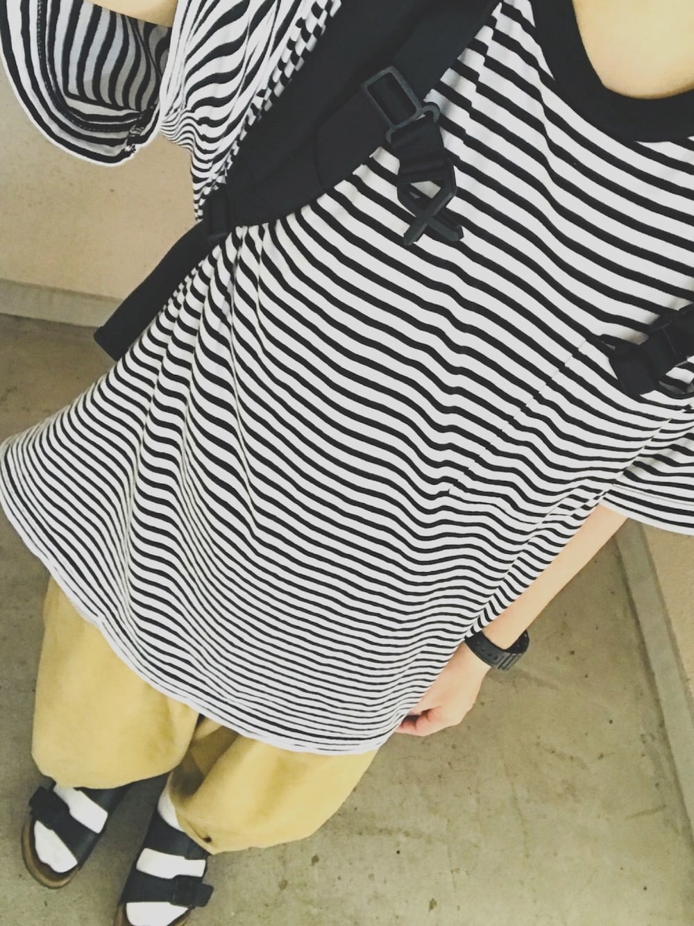 「シンプル、カジュアル、Tシャツ、サンダル、ordinary fits、リュック、F/CE.、MUJI Labo、birkenstock、ボールパンツ」｜「MUJI Laboのアイテム（Tシャツ/カットソー、ブラック系）」を使った、たかやんさん（メンズ・165cm）の夏コーディネートの1枚目の写真