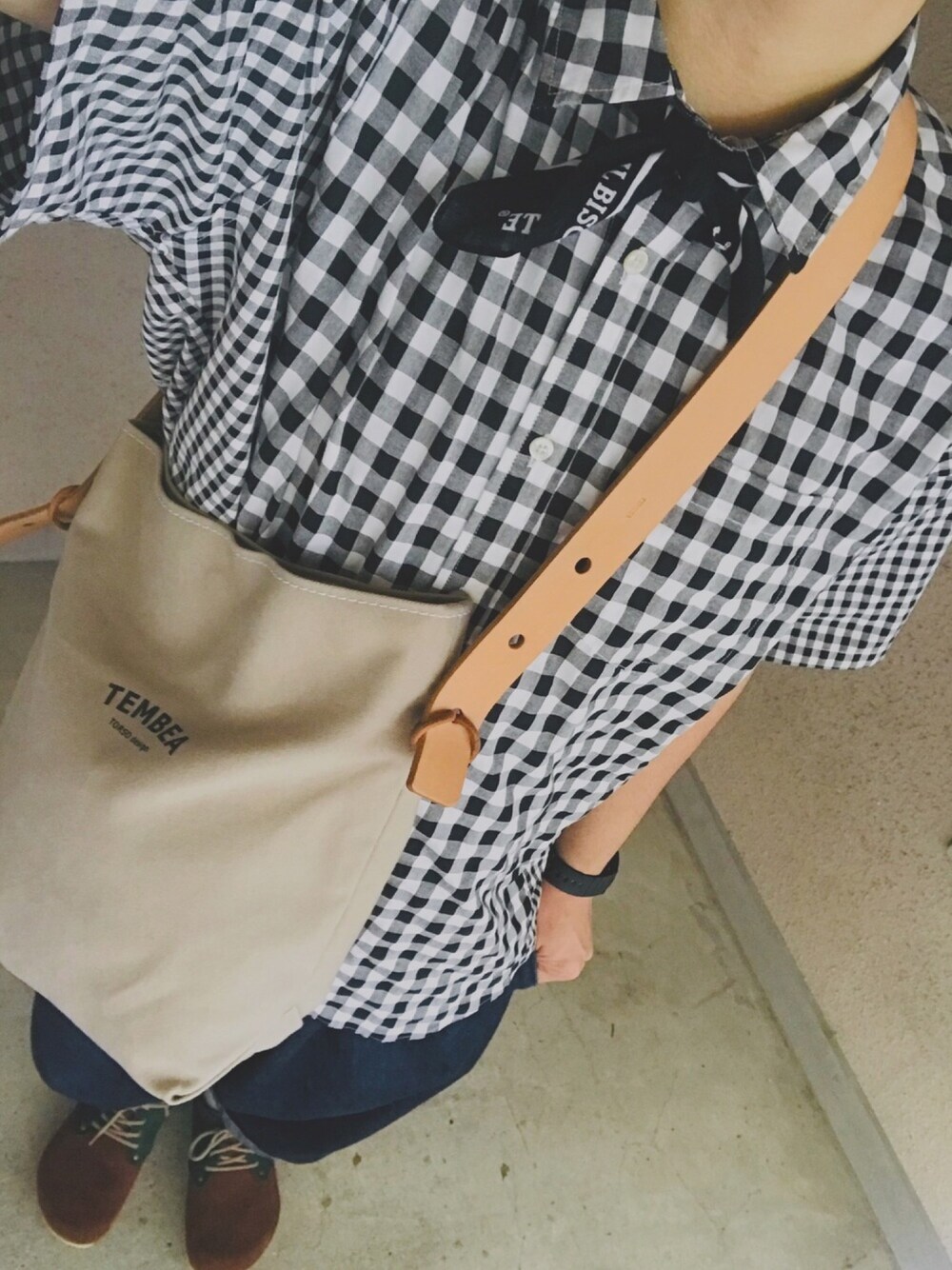 「今日の服、ギンガムチェック、シャツ、tembea、SILAS、ordinary fits、birkenstock、ボールパンツ、IL BISONTE、バンダナ」｜「TEMBEAの＜TEMBEA（テンベア）＞ MARCOBAG CANVAS/バッグ ¨（ショルダーバッグ、グレー系）」を使った、たかやんさん（メンズ・165cm）の秋コーディネートの1枚目の写真