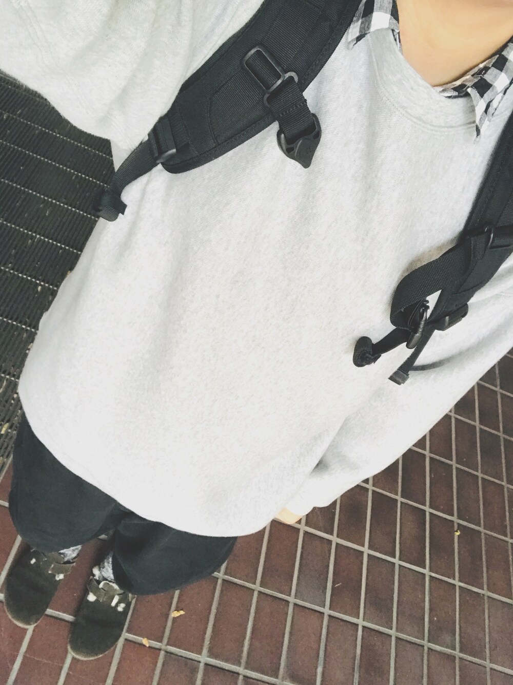 「秋のコーデ、MUJI Labo、ordinary fits、birkenstock、F/CE.、ボストン、リュック、ボールパンツ、レイヤードスタイル、シンプル」｜「MUJI Laboのアイテム（スウェット、グレー系）」を使った、たかやんさん（メンズ・165cm）の秋コーディネートの1枚目の写真