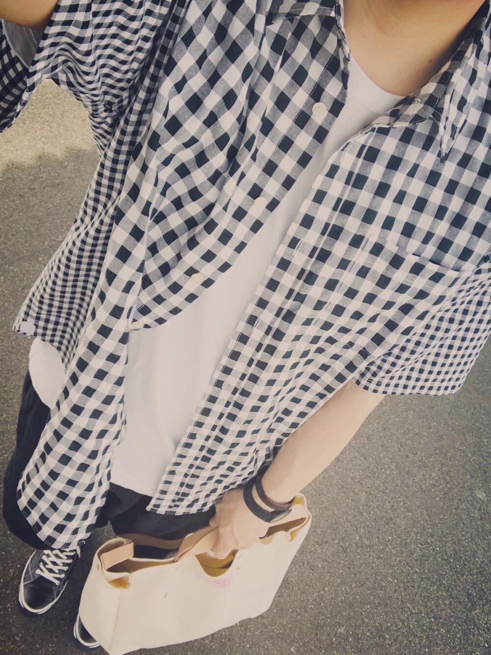 「今日の服、春夏コーデ、シンプルコーデ、黒、半袖シャツ、BAG'n'NOUN、ordinary fits、ボールパンツ、ギンガムチェック、トートバッグ」｜「SILASのSS WIDE SHIRT（シャツ/ブラウス、ブラック系）」を使った、たかやんさん（メンズ・165cm）の夏コーディネートの1枚目の写真