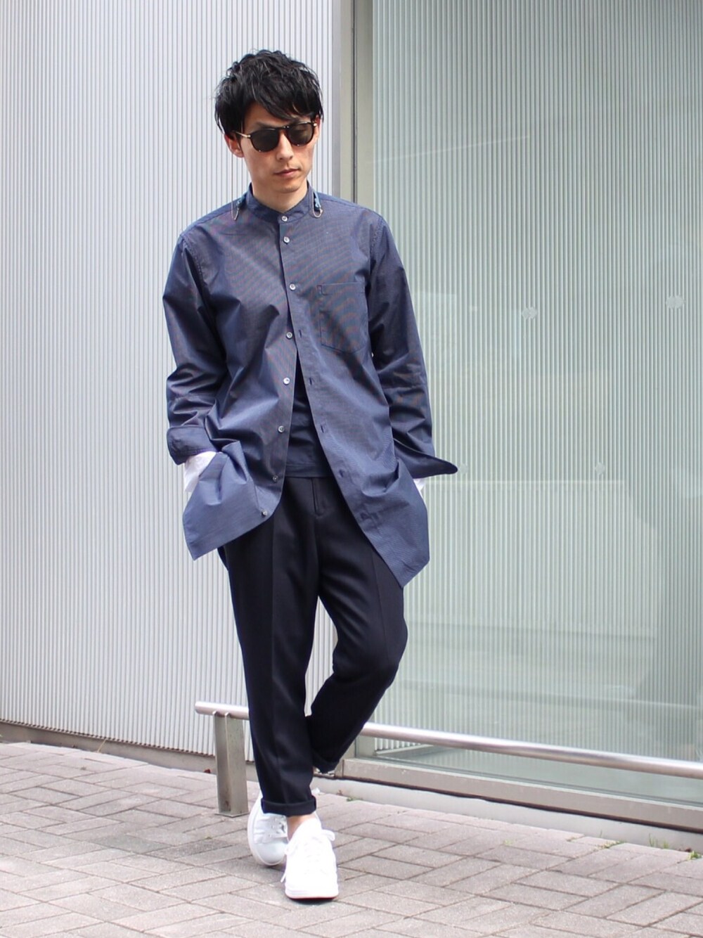 「スニーカー、休日スタイル、streetstyle、casual、ロングシャツ、ネイビー、スラックス、サングラス、白スニーカー、グラスコード」｜「ROBERT GELLERのサングラス
（サングラス、ブラック系）」を使った、neederさん（メンズ・165cm）の冬コーディネートの1枚目の写真