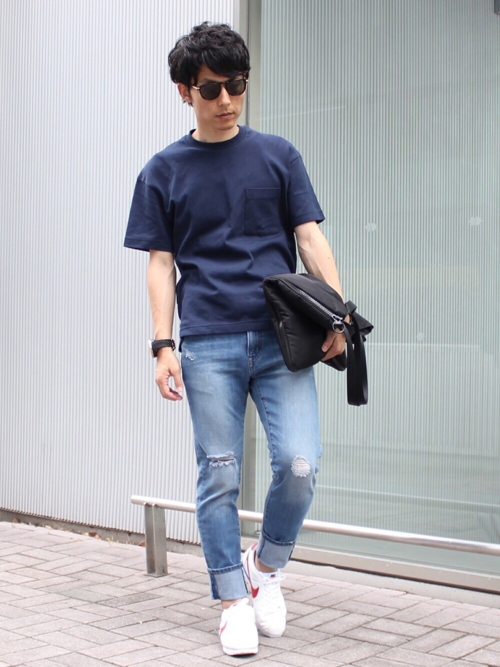 ブルー系のTシャツ/カットソー、ブルー系のデニムパンツ、ホワイト系のスニーカーを着用したメンズの夏コーディネートの1枚目の写真
