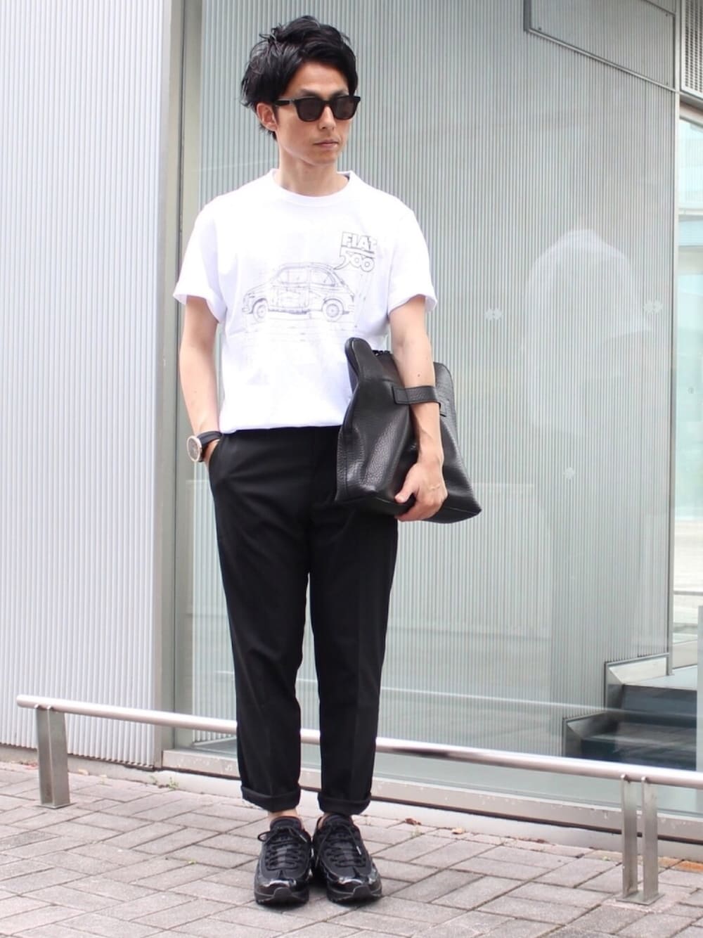 「モノトーン、Tシャツ、スラックス、スニーカー、エアマックス、エアマックス95、サングラス、クラッチバッグ、タックイン、ロールアップ」｜「CELINEのアイテム（サングラス、ブラック系）」を使った、neederさん（メンズ・165cm）の夏コーディネートの1枚目の写真