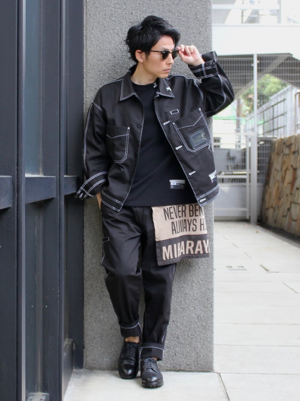 「MIHARAYASUHIRO、GU×MIHARAYASUHIRO、セットアップ、シェフジャケット、シェフパンツ、プチプラ、休日スタイル、きれいめカジュアル、レースアップシューズ、春夏コーデ」｜「soeの革靴（ドレスシューズ、ブラック系）」を使った、neederさん（メンズ・165cm）の春コーディネートの1枚目の写真