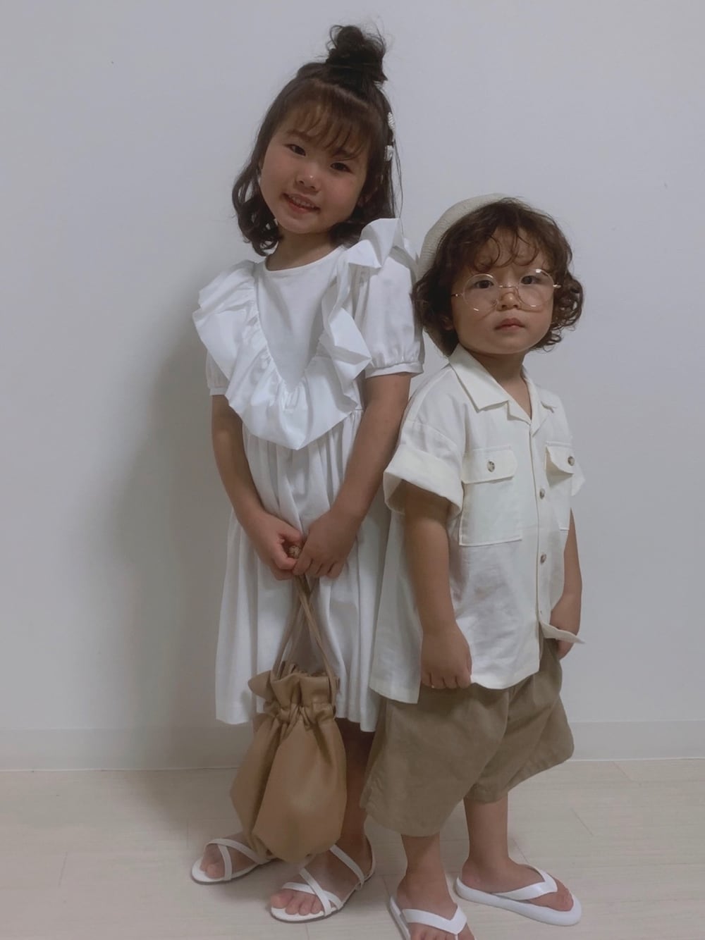 ホワイト系のワンピース、ホワイト系のサンダル、ホワイト系のシャツ/ブラウスを着用したキッズの夏コーディネートの1枚目の写真