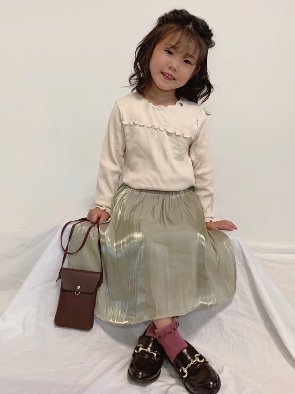 ホワイト系のTシャツ/カットソー、グリーン系のスカート、ブラウン系のローファーを着用したキッズの夏コーディネートの1枚目の写真
