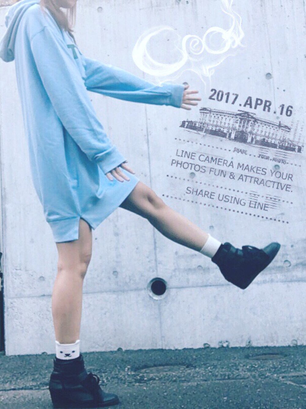 ブルー系のパーカー、ブラック系のスニーカー、その他のソックス/靴下を着用したレディースの春コーディネートの1枚目の写真