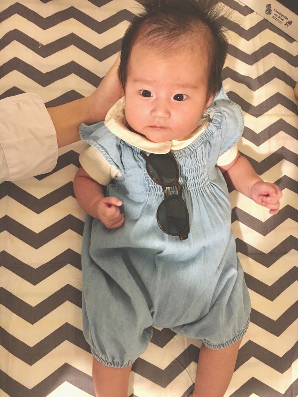 「ベビーコーデ、GAPbaby、H&M baby、fashion、shopping」｜「H&Mのアイテム（サングラス、ブラウン系）」を使った、T0w@.mamaさん（キッズ・60cm）の春コーディネートの1枚目の写真