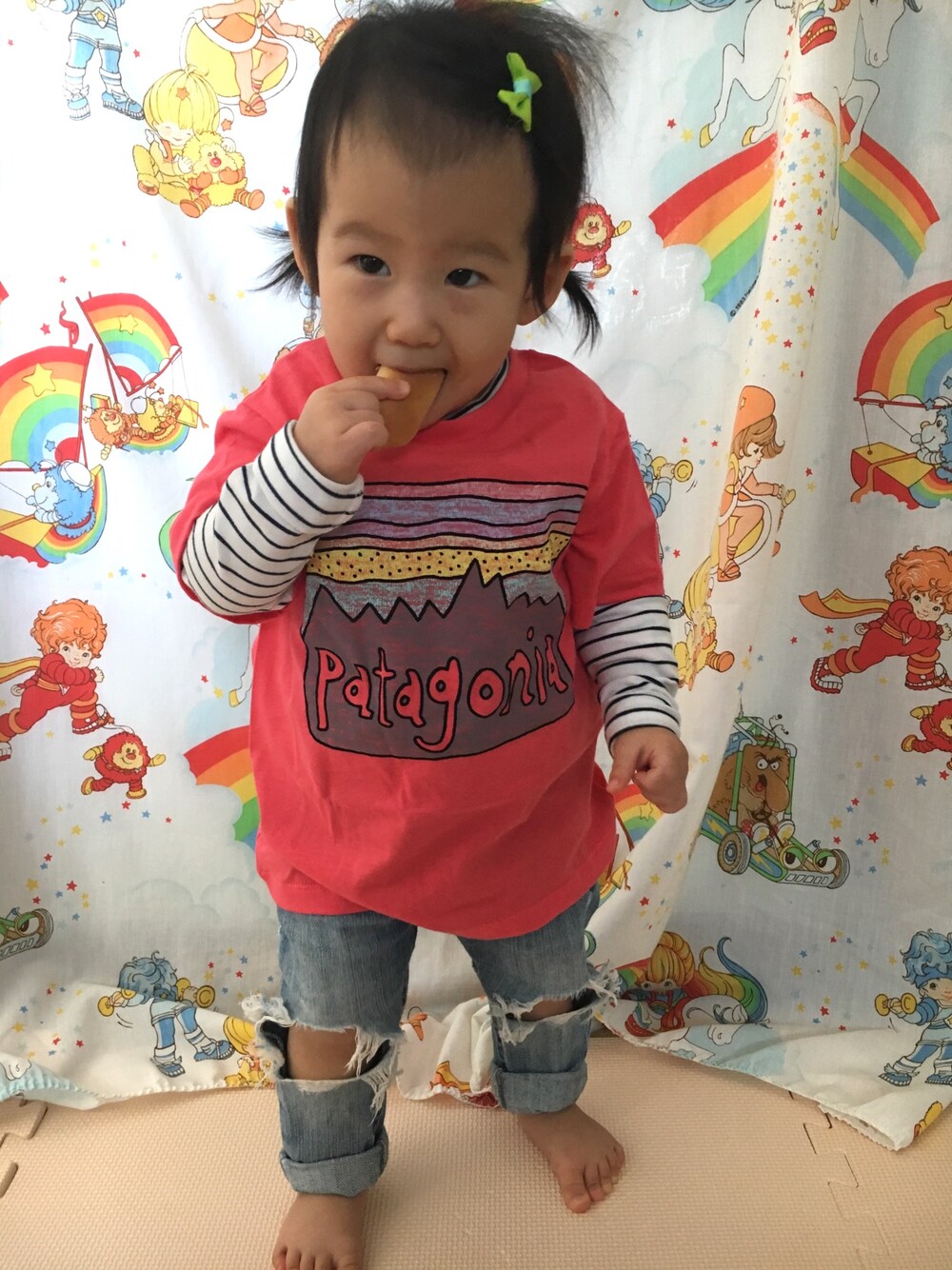 「春コーデ、女の子コーデ、パタゴニア、エックスガール、1歳」｜「patagoniaのpatagonia/パタゴニア ベビー・フィッツロイ・スカイズ・コットン／ポリ・Tシャツ （Tシャツ/カットソー、ピンク系）」を使った、T0w@.mamaさん（キッズ・80cm）の春コーディネートの1枚目の写真