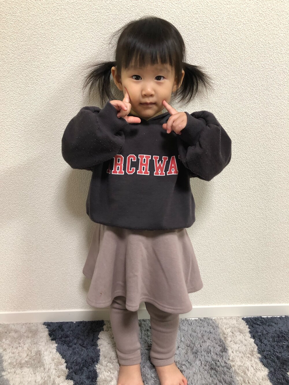 「キッズコーデ、女の子コーデ、GLOBAL WORK、petit main、1歳10ヶ月」｜「GLOBAL WORKの【キッズ】ボリュームソデパーカー長袖/813690（パーカー、グレー系）」を使った、T0w@.mamaさん（キッズ・80cm）の冬コーディネートの1枚目の写真