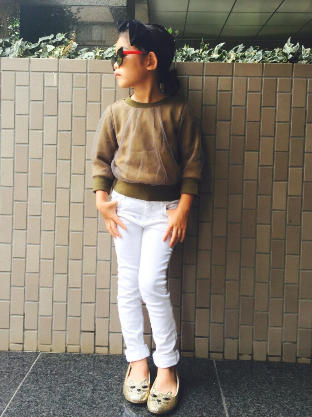 「秋のコーデ、スキニーパンツ、白パンツ、ネコ、チュールトップス、チュール、グリッターパンプス、ゴールドパンプス、ラメ、ZARA」｜「LBCのKIDS サングラス 10（サングラス、その他）」を使った、マチュさん（キッズ・110cm）の秋コーディネートの1枚目の写真