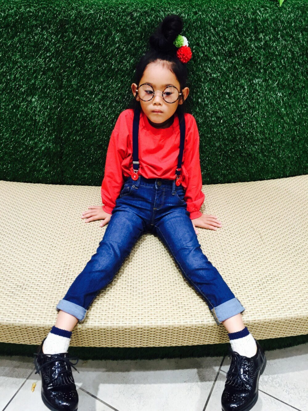 「サスペンダー、秋コーデ、デニムパンツ、スキニーデニム、髪飾り、ピンポンマム、おだんごヘアー、めがね、タックイン、丸メガネ」｜「CALMIAのｅｒｉリブプルオーバー(80～120cm)（シャツ/ブラウス、レッド系）」を使った、マチュさん（キッズ・110cm）の秋コーディネートの1枚目の写真