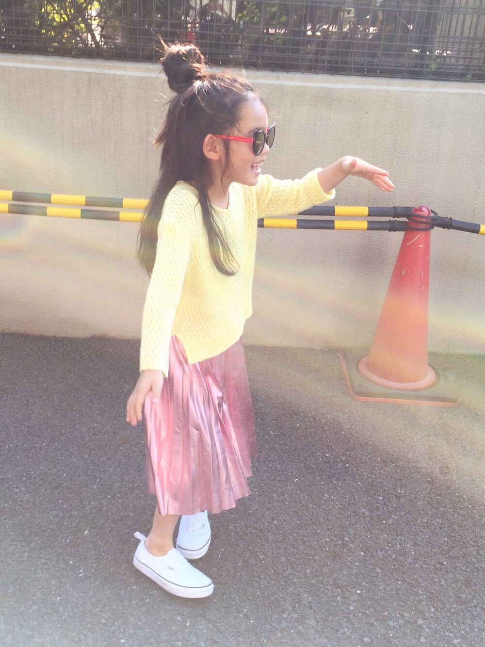 「春ニット、イエロー、プリーツスカート、メタリック、スカート、スカート×スニーカー、ピンク、白スニーカー」｜「ZARA KIDSのアイテム（ニット/セーター、イエロー系）」を使った、マチュさん（キッズ・120cm）の春コーディネートの1枚目の写真