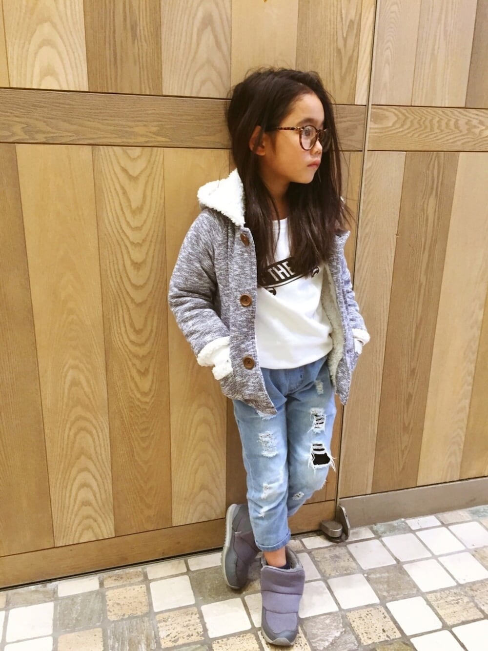 「パーカー、ボアパーカー、スウェット、ダメージデニムパンツ、クラッシュデニム、ブーツ、ニューバランス、スポーツミックス、ロゴスウェット」｜「BREEZEのアイテム（メガネ、ブラウン系）」を使った、マチュさん（キッズ・120cm）の冬コーディネートの1枚目の写真