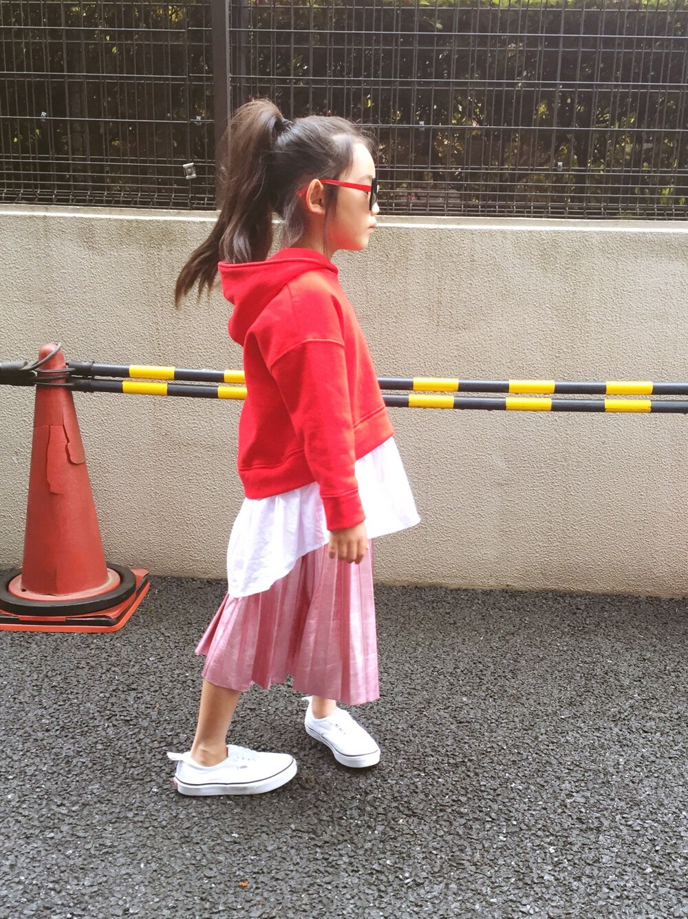 「パーカー、レイヤードスタイル、スカート、プリーツスカート、メタリックスカート、ピンク、スニーカー、VANS、サングラス」｜「ZARA KIDSのアイテム（パーカー、レッド系）」を使った、マチュさん（キッズ・120cm）の春コーディネートの1枚目の写真