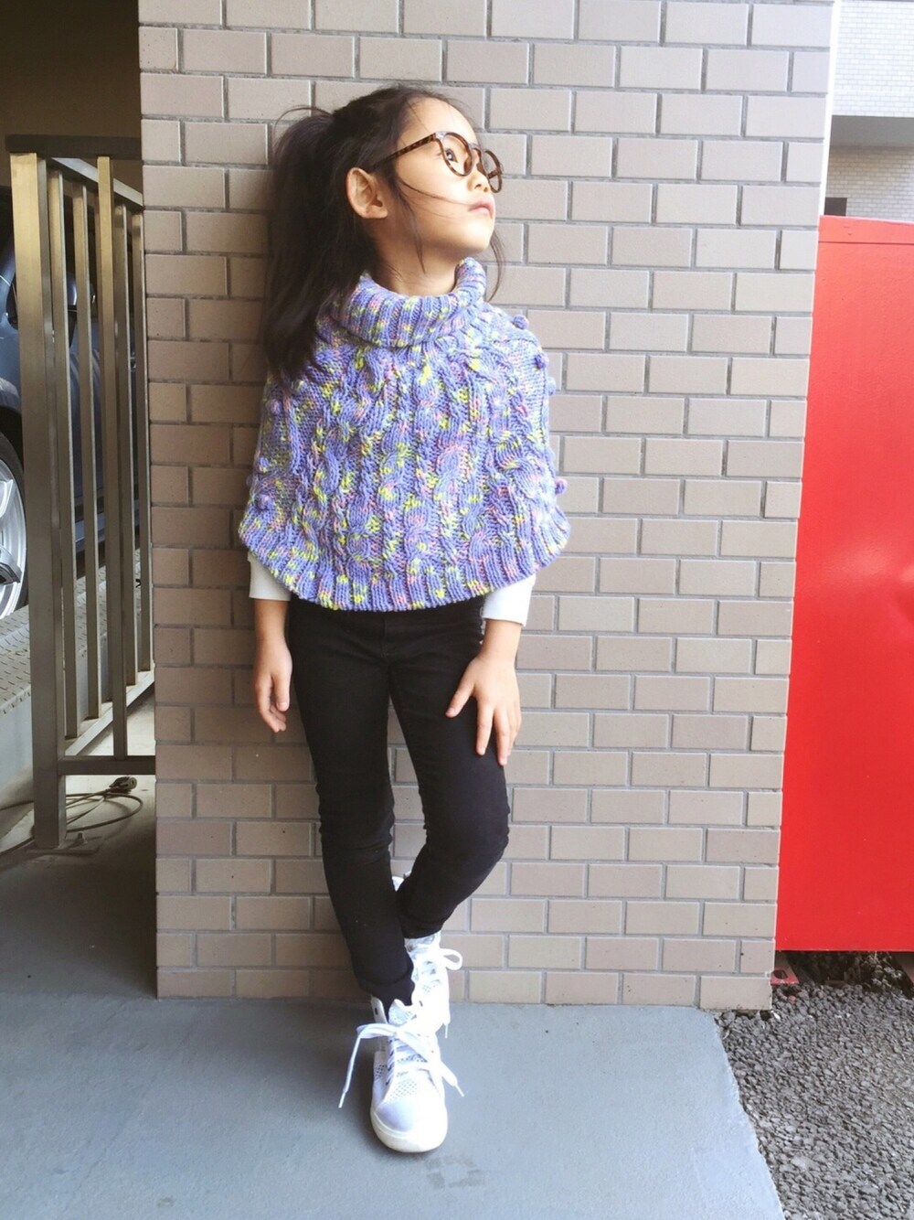 「ポンチョ、ワッフルカットソー、スキニーパンツ、ハイカットスニーカー、めがね、ポニーテール、黒スキニー」｜「apres les coursのアイテム（ポンチョ、パープル系）」を使った、マチュさん（キッズ・120cm）の春コーディネートの1枚目の写真