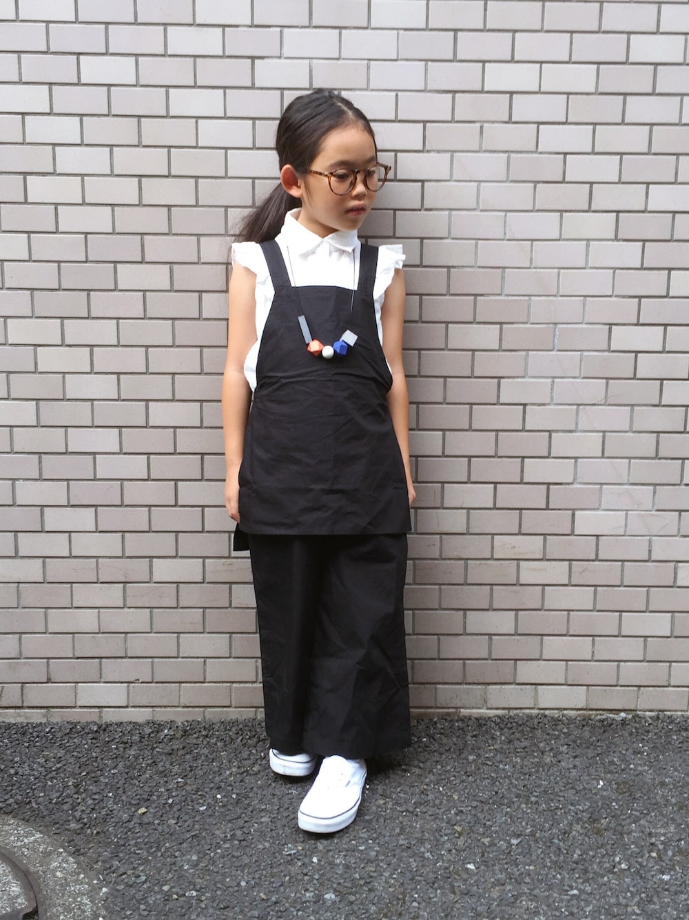 「夏コーデ、サロペット、モノトーン、シャツスタイル、ノースリーブシャツ、ノースリーブ」｜「AZUL by moussyのノースリーブフリルシャツ（シャツ/ブラウス、ホワイト系）」を使った、マチュさん（キッズ・120cm）の夏コーディネートの1枚目の写真