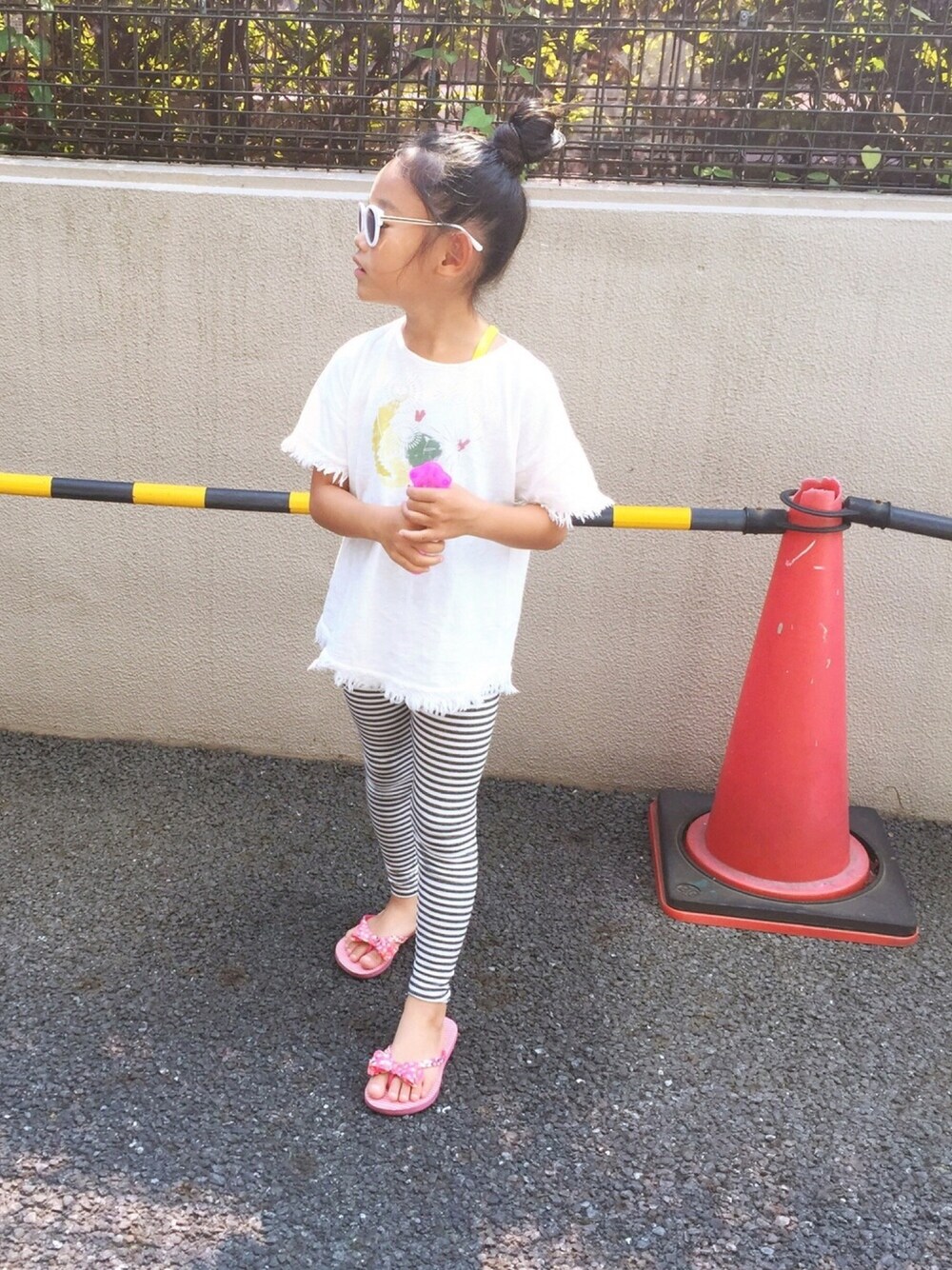 「Tシャツ、フリンジ、ZARA、H&M、レギンス、ボーダー、サンダル、ビーチサンダル、ラフ、白Tシャツ」｜「ZARA KIDSのアイテム（Tシャツ/カットソー、ホワイト系）」を使った、マチュさん（キッズ・120cm）の夏コーディネートの1枚目の写真