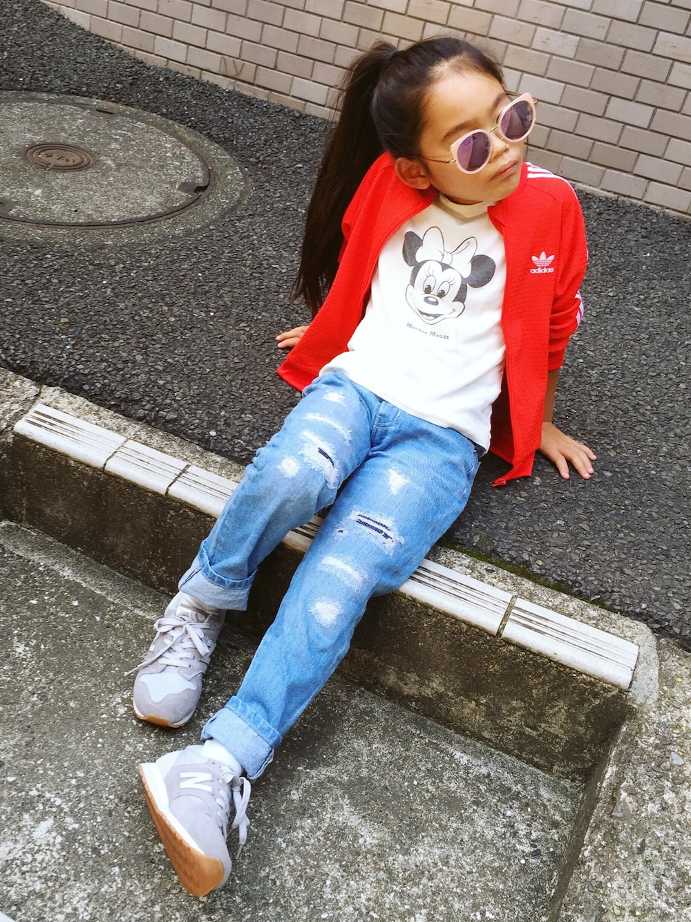 「秋コーデ、ジャージ、ダメージデニムパンツ、ミニー、Tシャツ、キャラT、スニーカー、adidas originals」｜「adidasのオリジナルス ジャージ上下セット[SST TRACKSUIT]（ジャージ、レッド系）」を使った、マチュさん（キッズ・120cm）の秋コーディネートの1枚目の写真