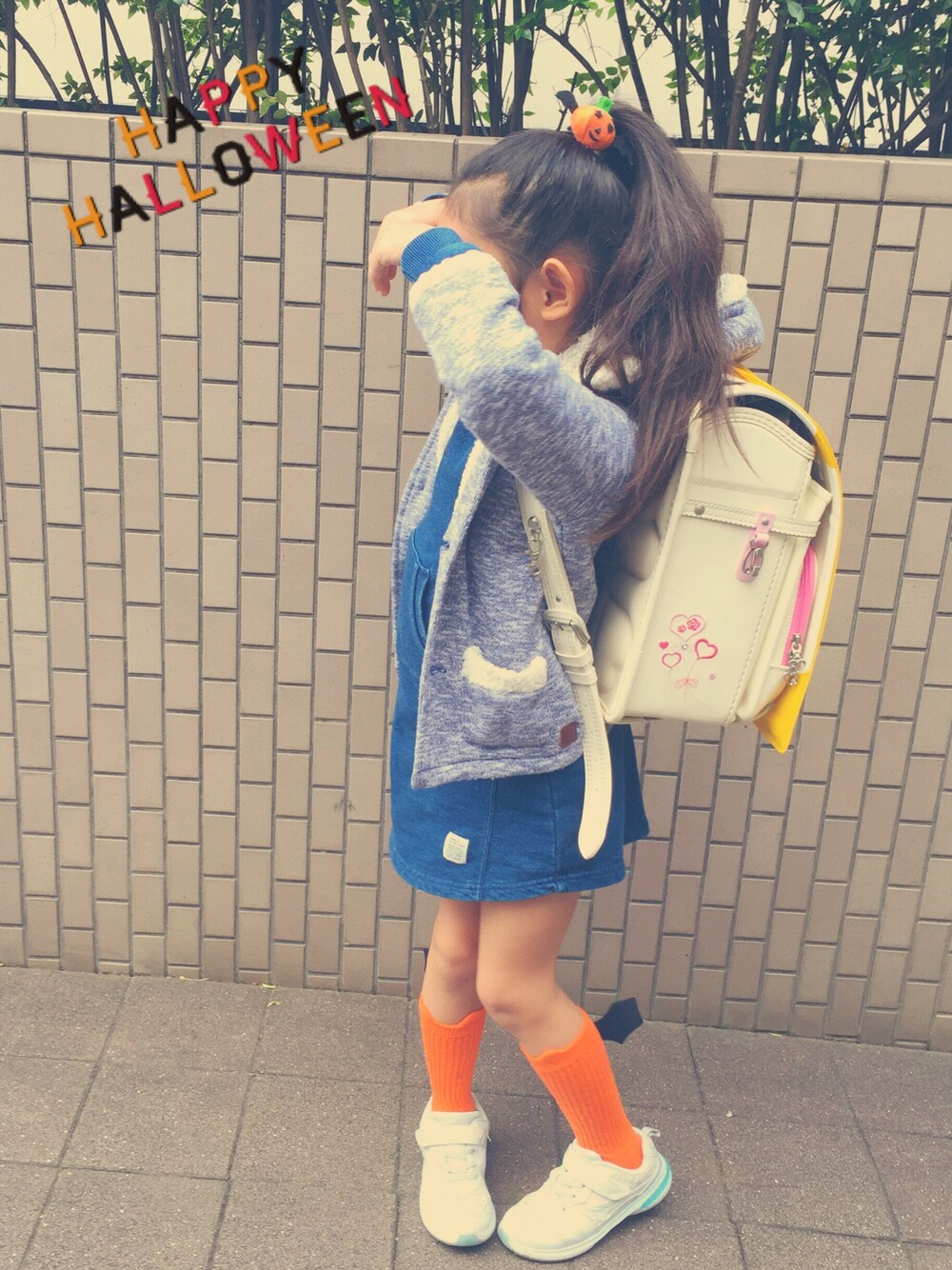 「wearhalloween2017、ハロウィン、ハロウィンコーデ、ワンピース、ワンピース×スニーカー、ハイソックス、通学コーデ、小学生、ランドセル」｜「AZUL by moussyのインディゴ裏毛OP（ワンピース、ブルー系）」を使った、マチュさん（キッズ・120cm）の秋コーディネートの1枚目の写真